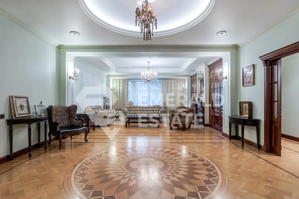Продаётся 4-комнатная квартира, 199.5 м²
