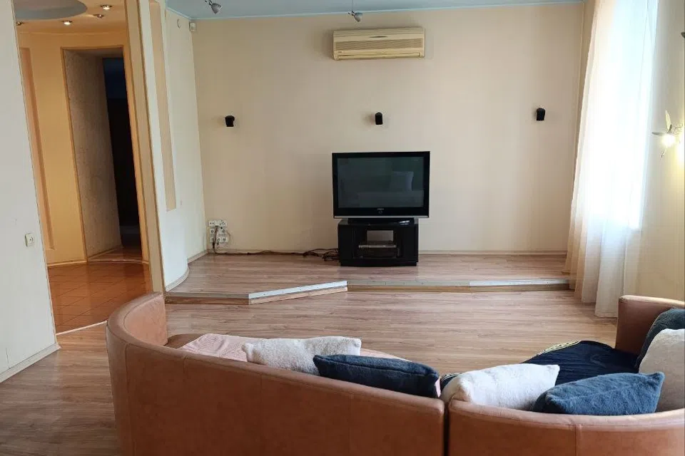 Продаётся 4-комнатная квартира, 153 м²