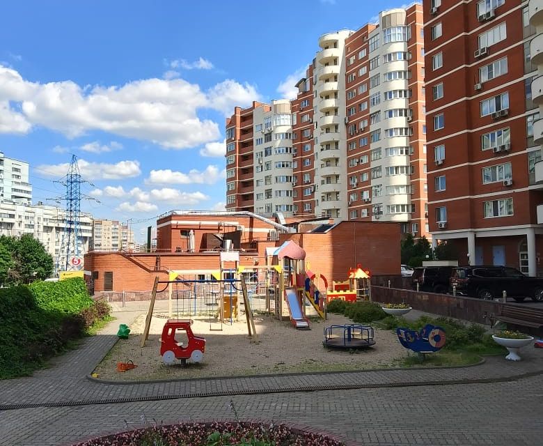 Продаётся 3-комнатная квартира, 105 м²