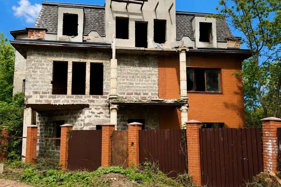 Продаётся 3-этажный дом, 600 м²