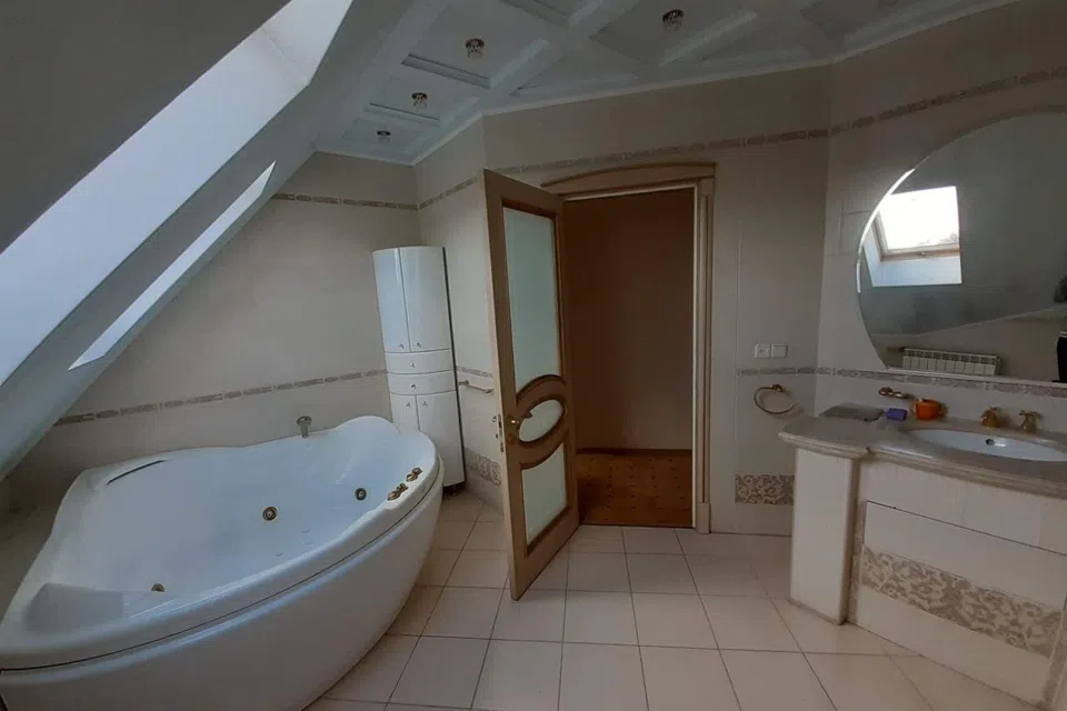 Продаётся 3-этажный дом, 505 м²