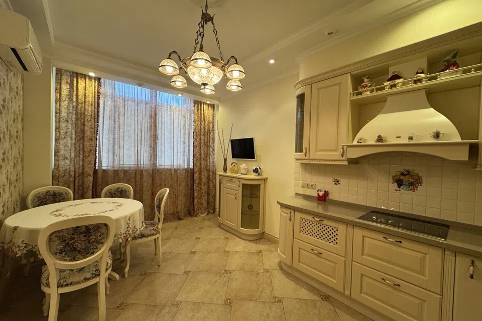 Продаётся 3-комнатная квартира, 107 м²