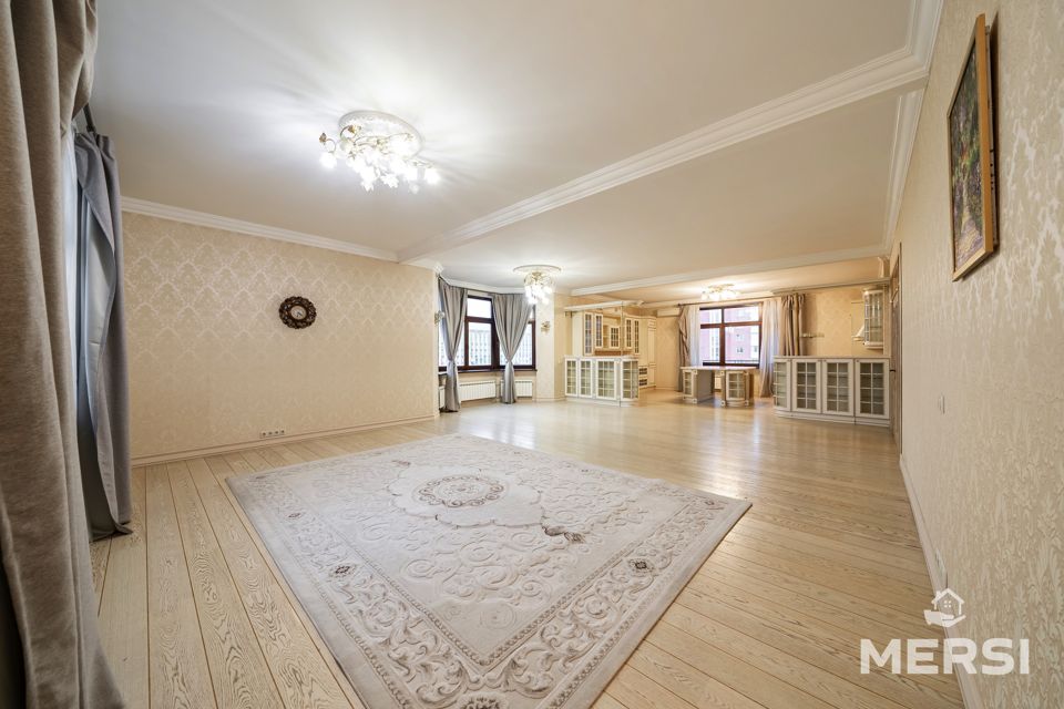 Продаётся 4-комнатная квартира, 207.2 м²