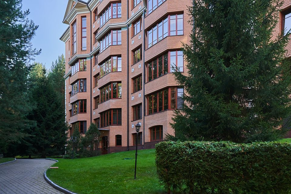 Продаётся 4-комнатная квартира, 220.3 м²