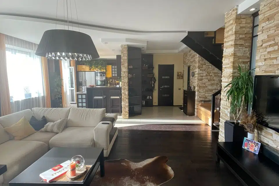 Продаётся 3-комнатная квартира, 184 м²