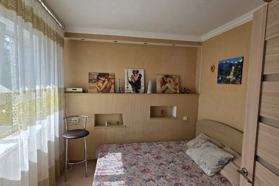 Продаётся 4-комнатная квартира, 61.5 м²