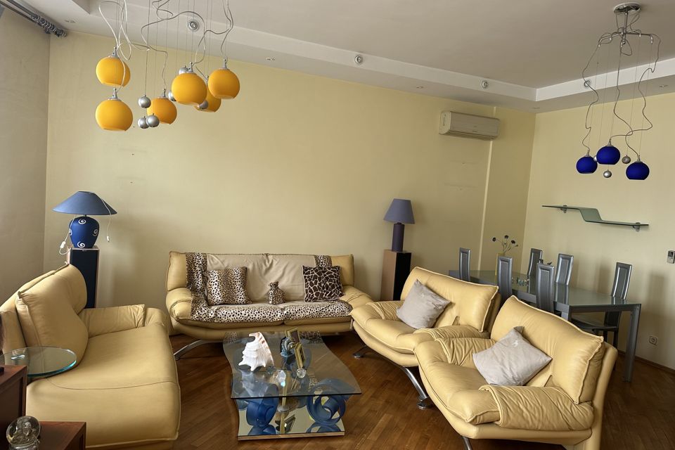 Продаётся 3-комнатная квартира, 132.2 м²