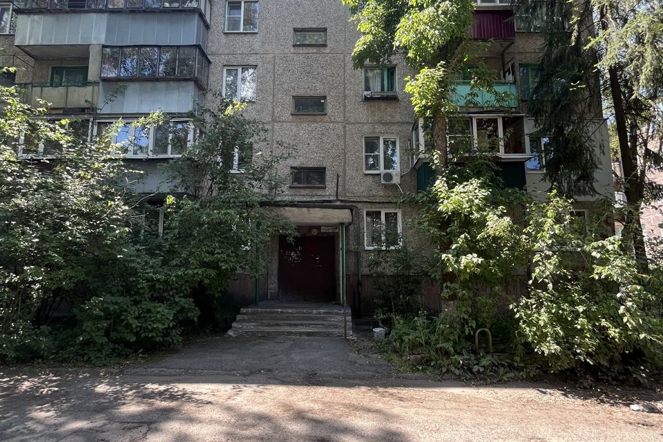Продаётся 4-комнатная квартира, 61.4 м²