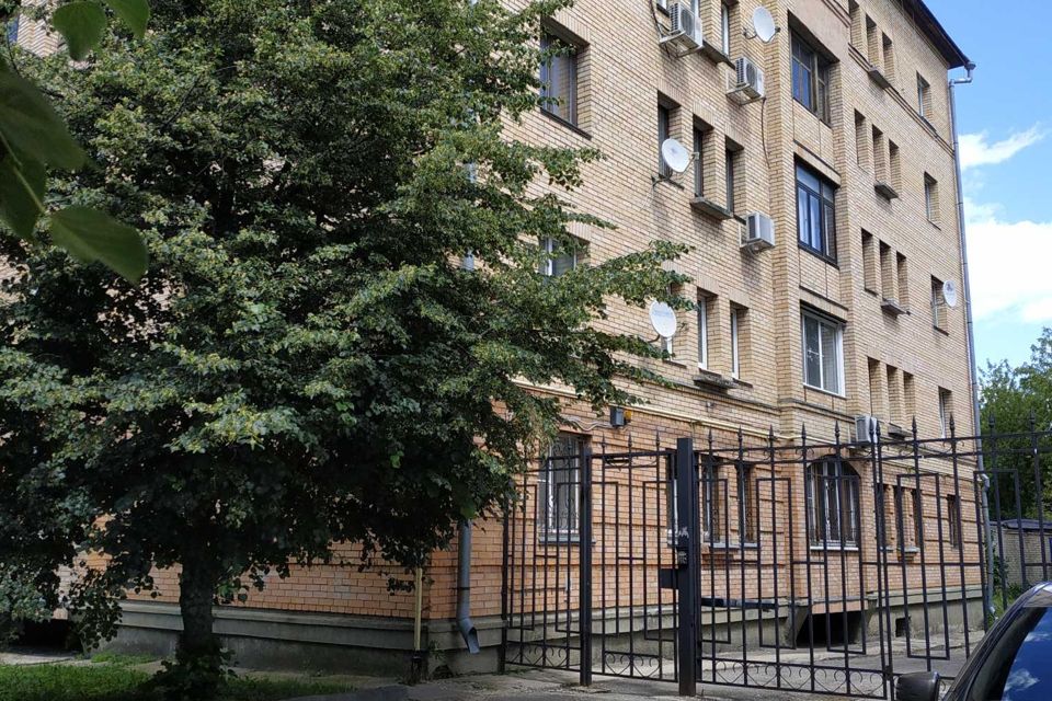 Продаётся 3-комнатная квартира, 121.7 м²