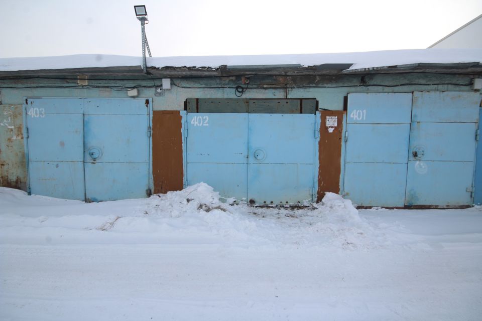 Гаражи южный хабаровск. Огромный гаражный кооператив. Гараж в кооперативе сигнал. Гараж в кооперативе сигнал. Крыша кооперативного гаража.