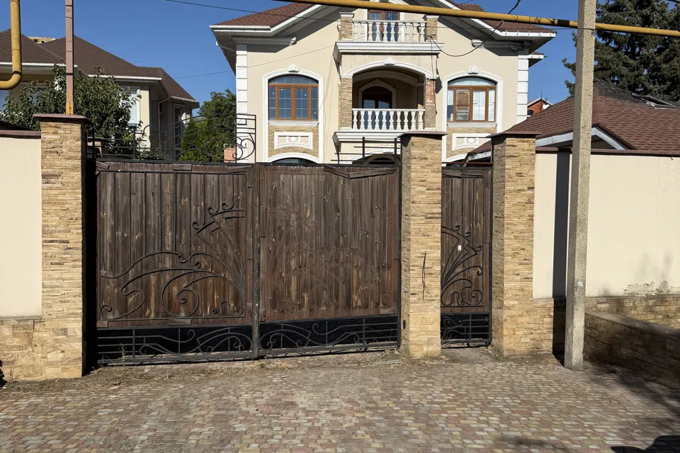 Продаётся 3-этажный дом, 433 м²