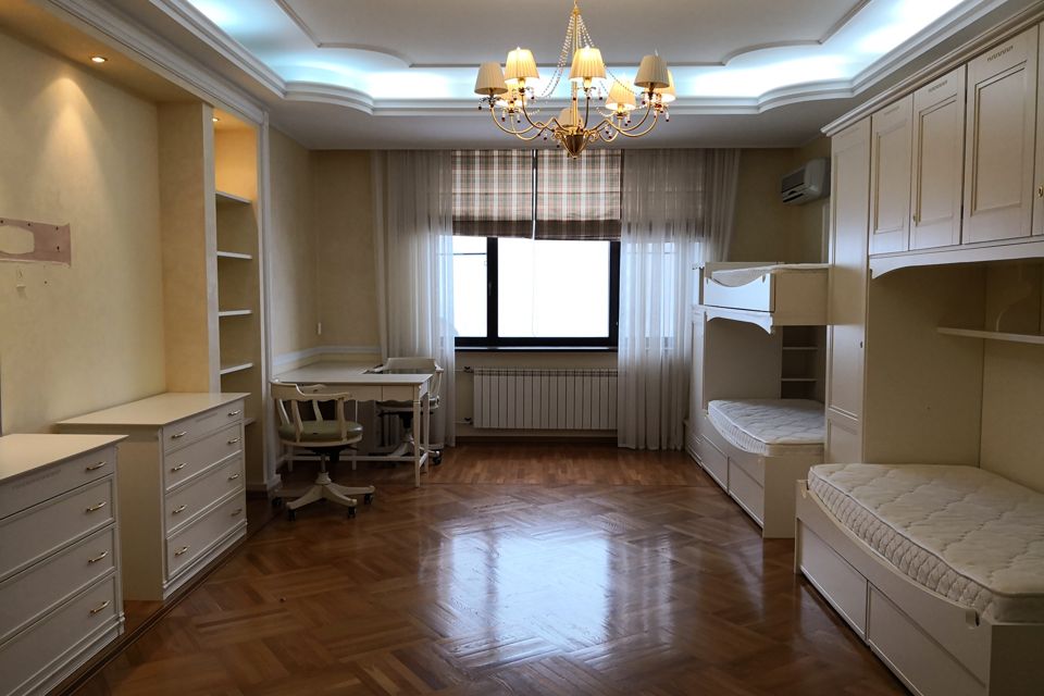 Продаётся 4-комнатная квартира, 183 м²