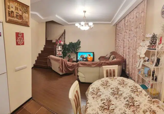 Продаётся 4-комнатная квартира, 139.5 м²