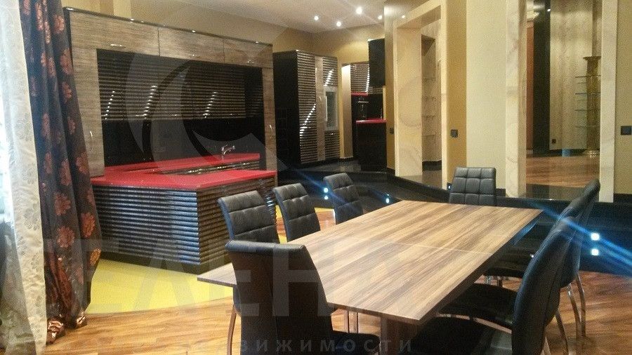 Продаётся 4-комнатная квартира, 220 м²