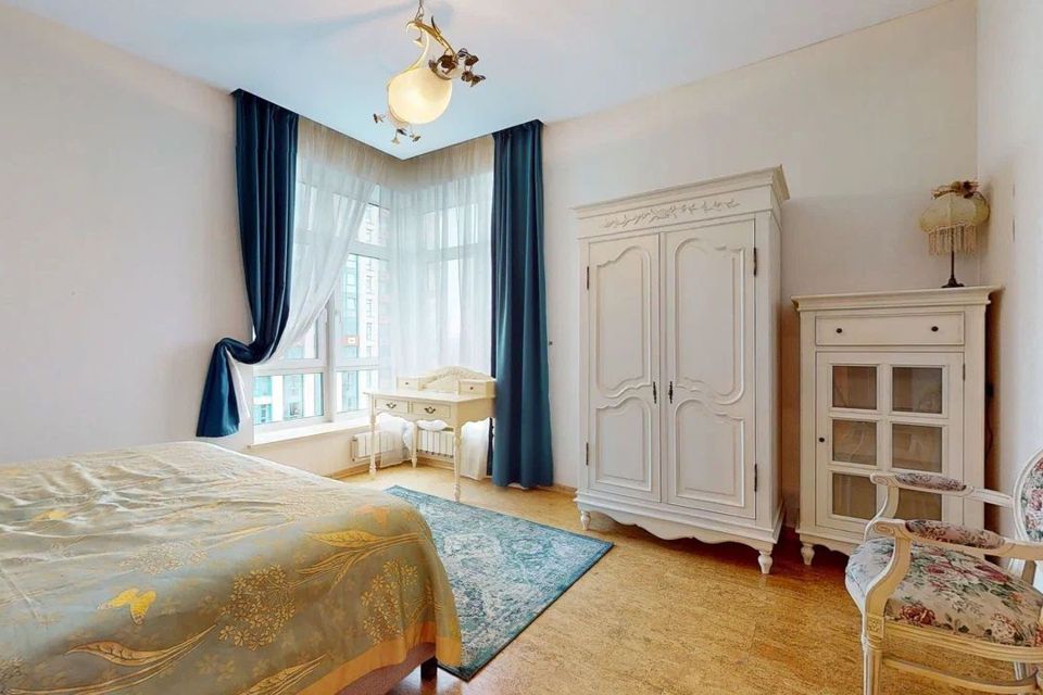 Сдаётся 4-комнатная квартира, 214.7 м²
