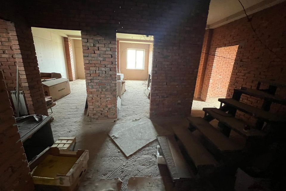 Продаётся 4-комнатная квартира, 180 м²
