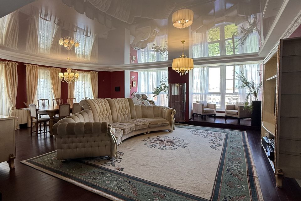 Продаётся 3-комнатная квартира, 220 м²