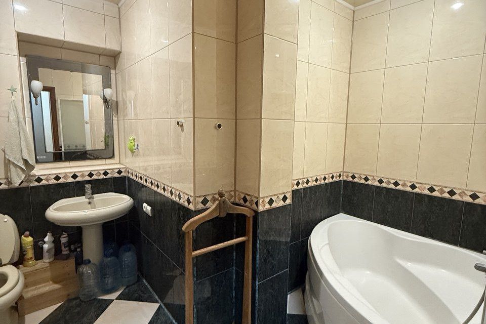 Продаётся 3-комнатная квартира, 1000 м²