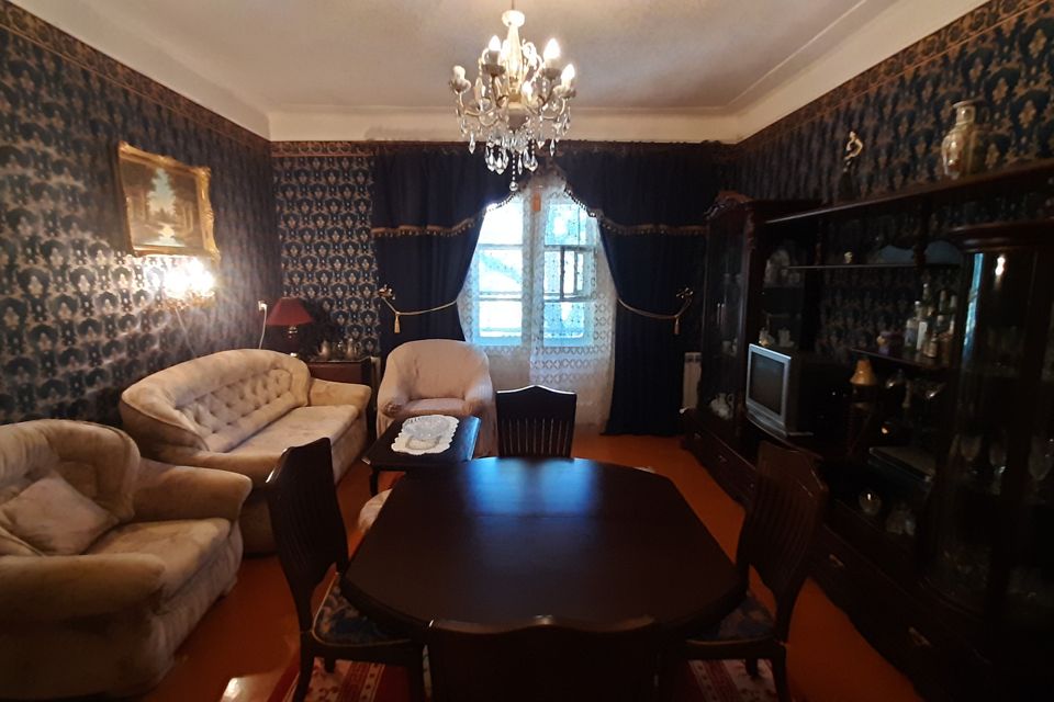 Продаётся 4-комнатная квартира, 180 м²