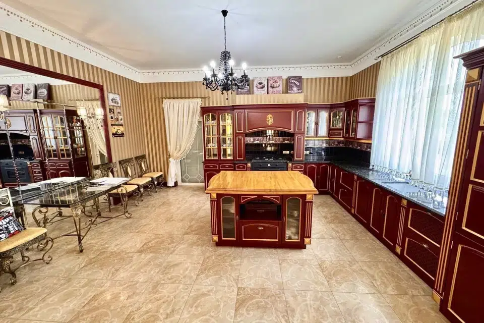 Продаётся 2-этажный дом, 515 м²