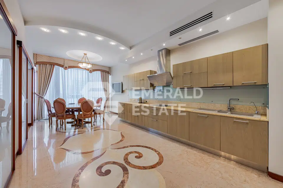 Продаётся 5-комнатная квартира, 245 м²