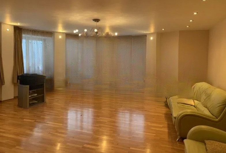 Продаётся 4-комнатная квартира, 184.9 м²