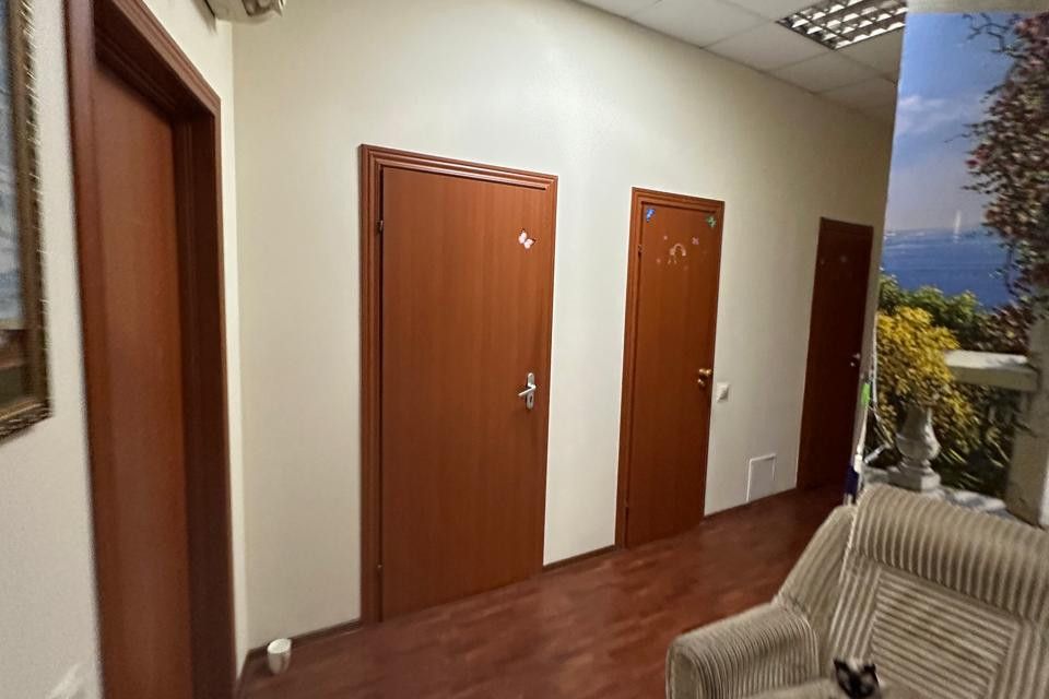 Продаётся 4-комнатная квартира, 221.9 м²