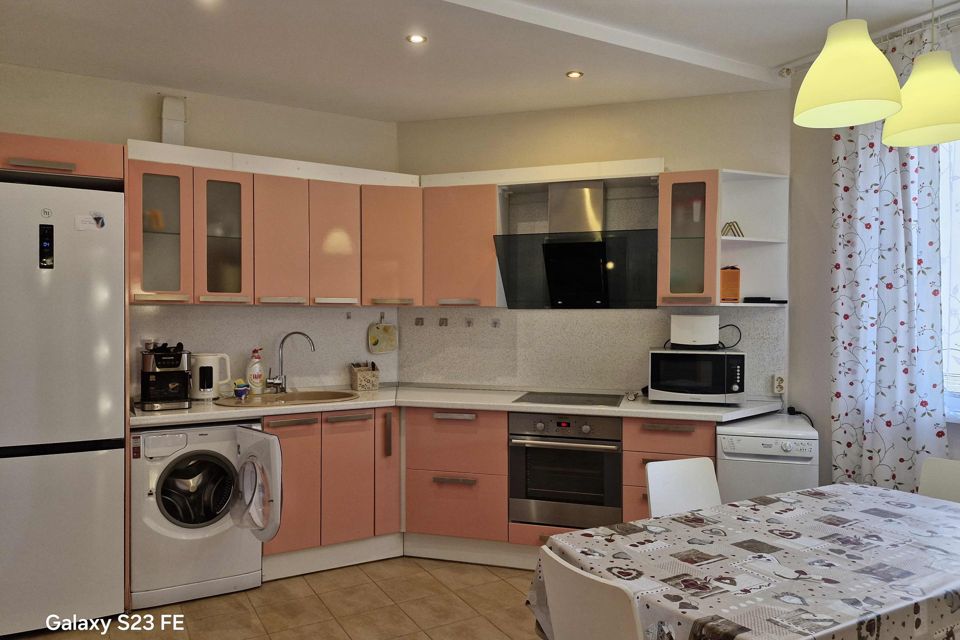 Сдаётся 3-комнатная квартира, 105 м²