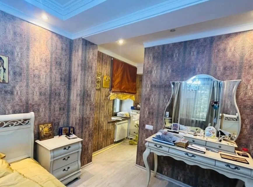 Продаётся 4-комнатная квартира, 160 м²
