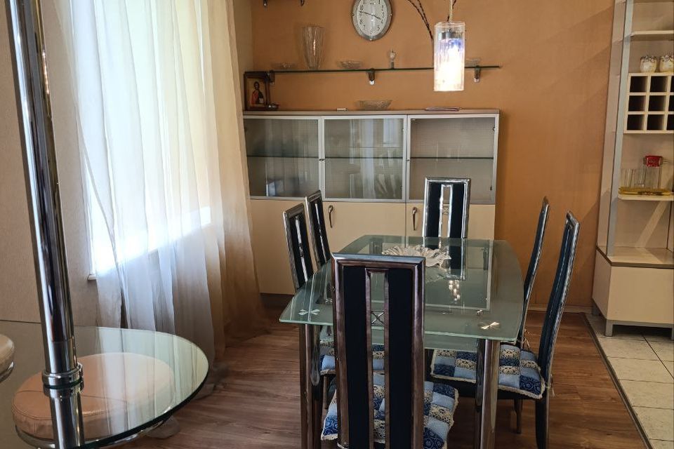 Продаётся 4-комнатная квартира, 153 м²