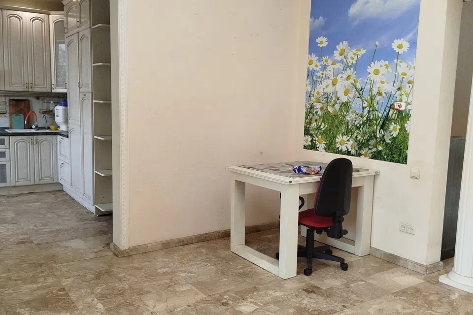 Продаётся 4-комнатная квартира, 213 м²