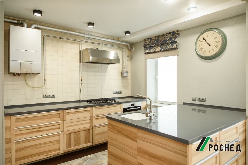 Продаётся 4-комнатная квартира, 240 м²