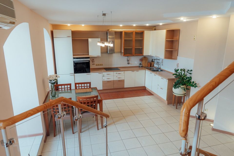 Продаётся 3-комнатная квартира, 147.1 м²