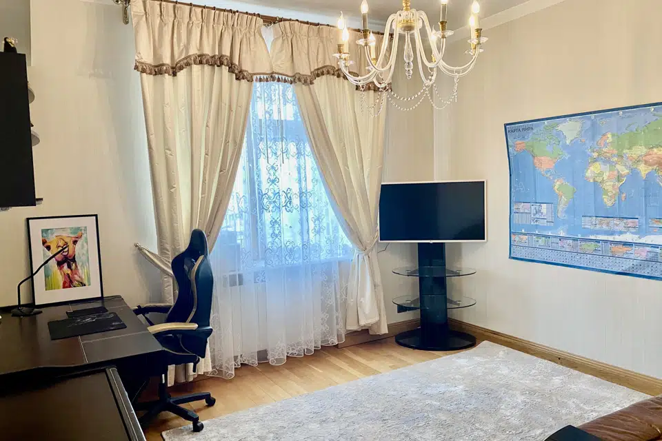 Продаётся 4-комнатная квартира, 281 м²