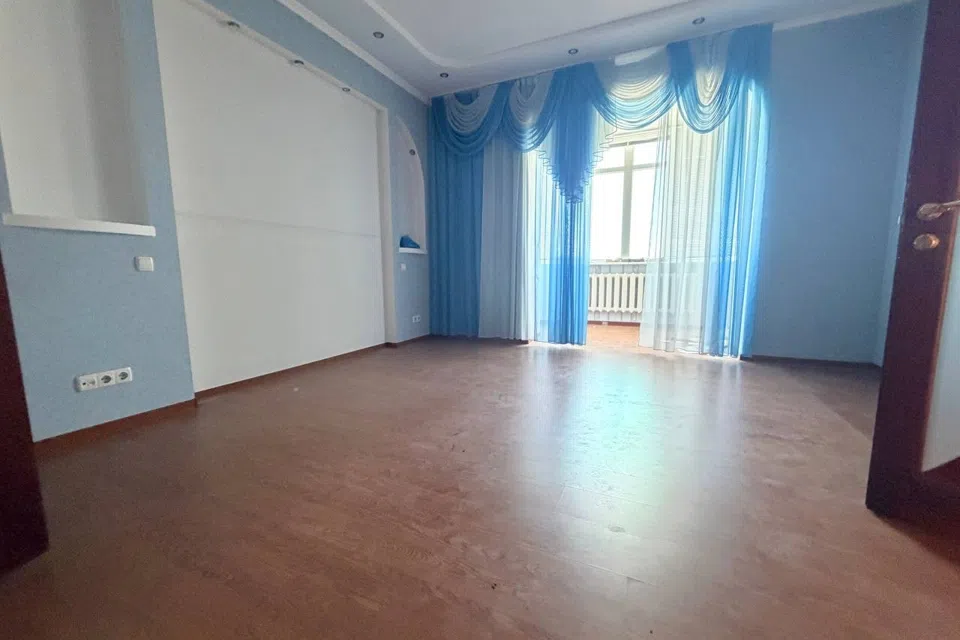 Продаётся 4-комнатная квартира, 180 м²