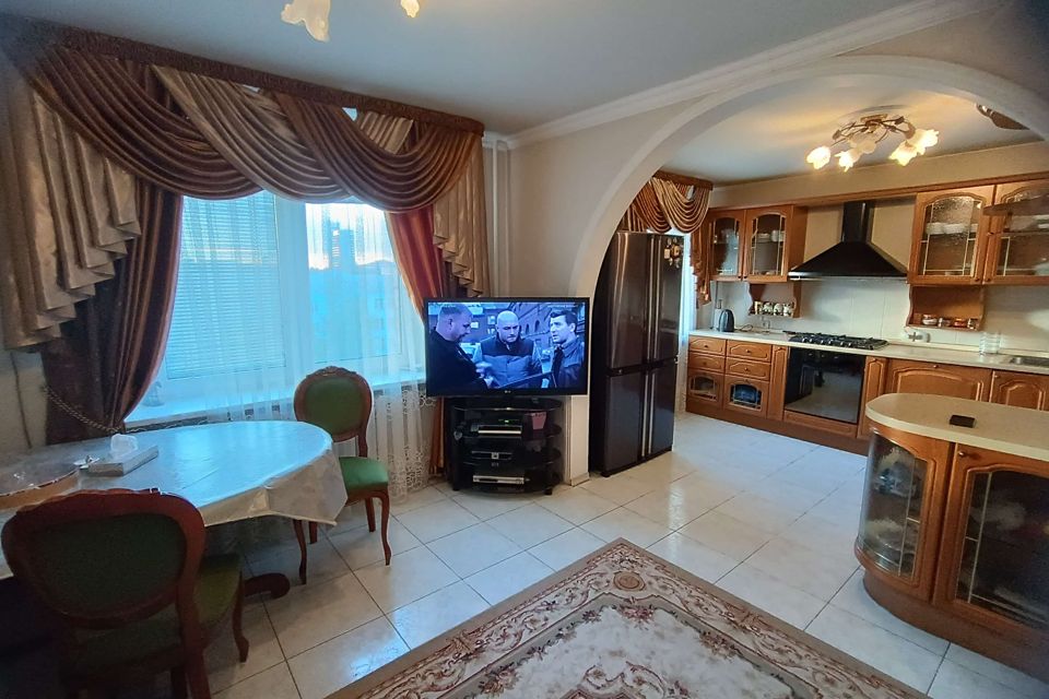 Продаётся 4-комнатная квартира, 185 м²