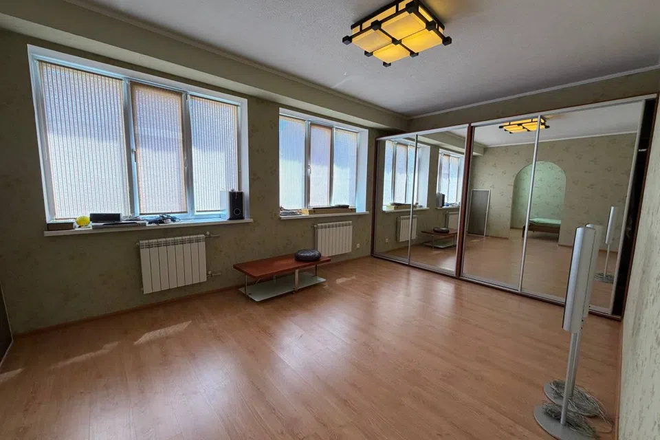 Продаётся 5-комнатная квартира, 320 м²