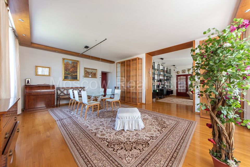 Продаётся 4-комнатная квартира, 181.8 м²