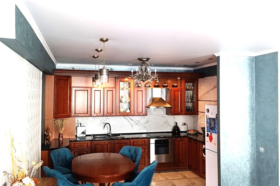 Продаётся 4-комнатная квартира, 295 м²
