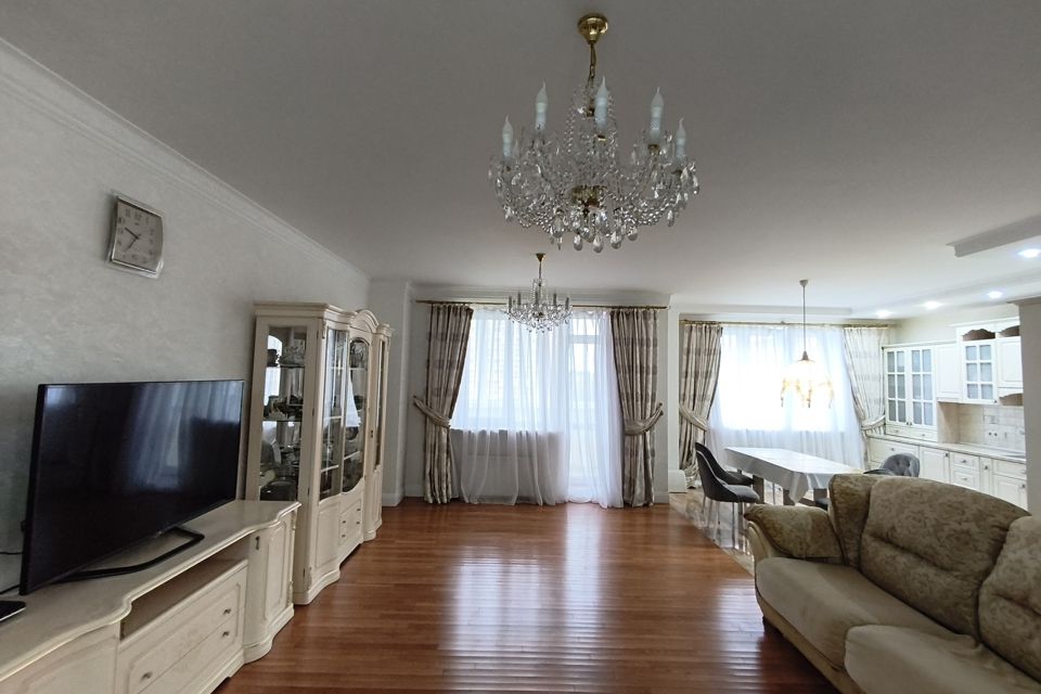 Продаётся 3-комнатная квартира, 151 м²