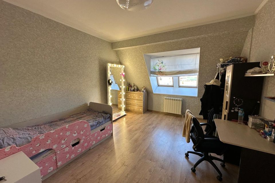Продаётся 3-комнатная квартира, 107.7 м²