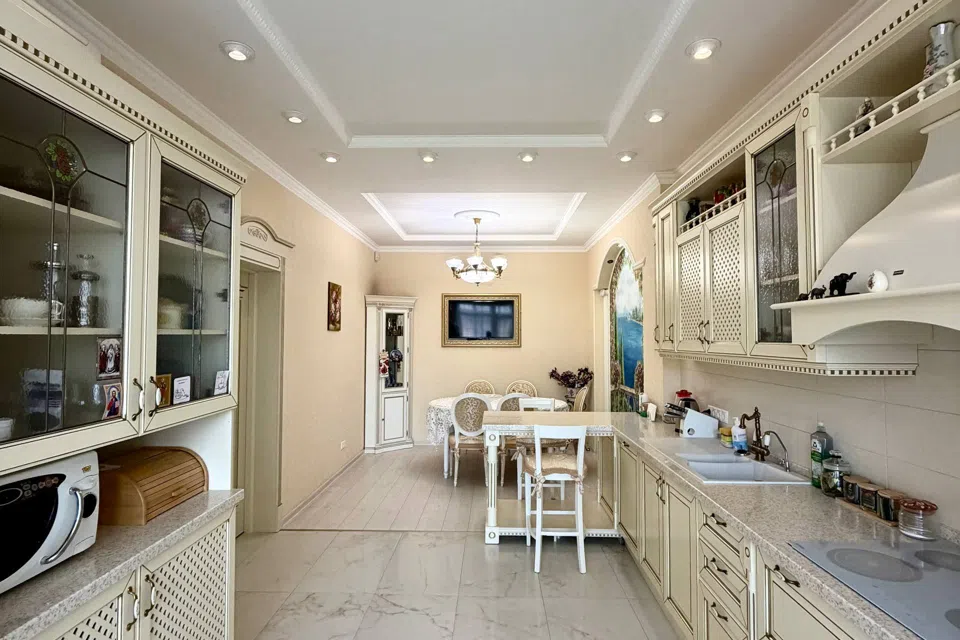 Продаётся 3-комнатная квартира, 140 м²