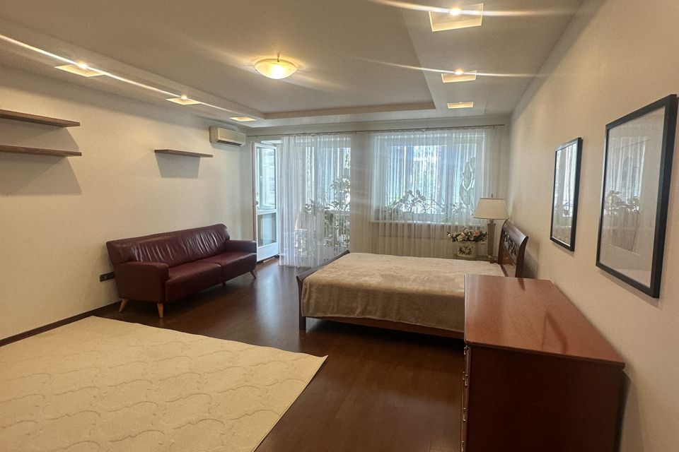 Продаётся 4-комнатная квартира, 205 м²