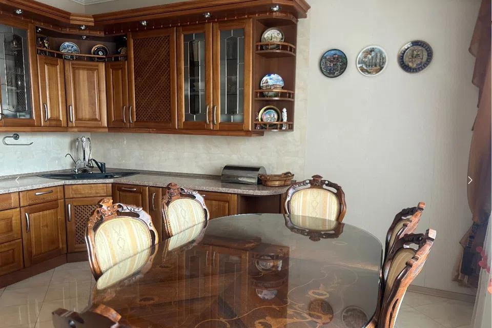 Продаётся 3-комнатная квартира, 130 м²