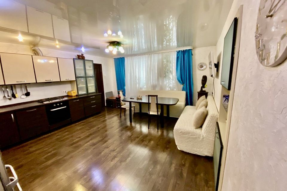 Продаётся 4-комнатная квартира, 147.3 м²