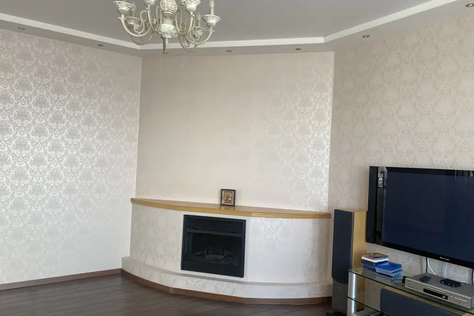 Продаётся 4-комнатная квартира, 165.9 м²