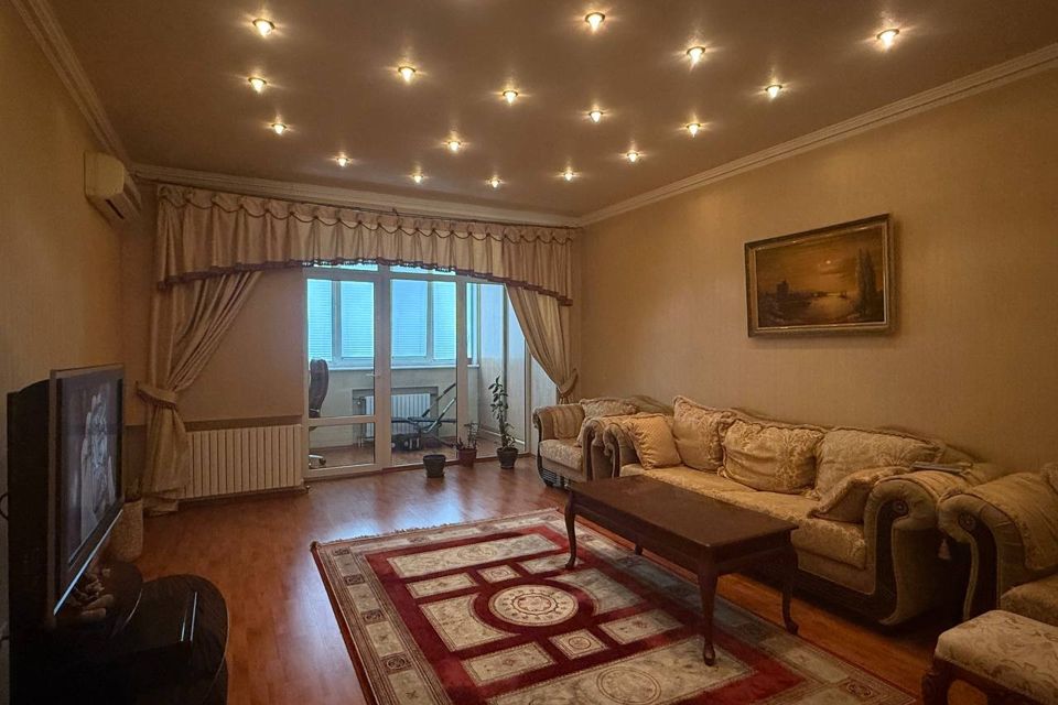 Продаётся 3-комнатная квартира, 135 м²