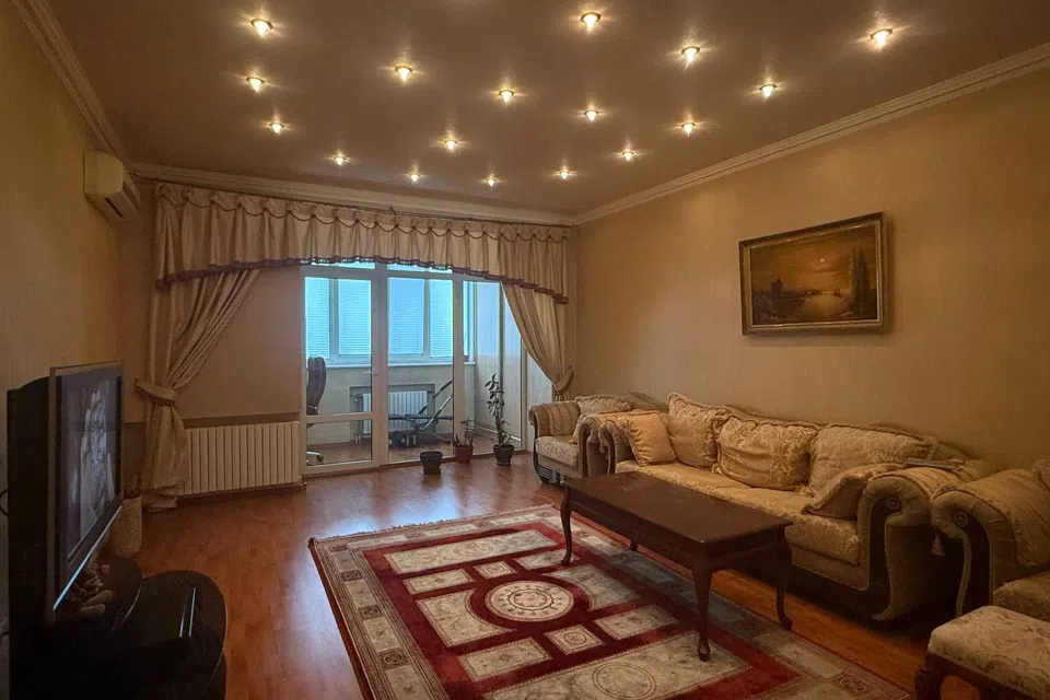 Продаётся 3-комнатная квартира, 135 м²