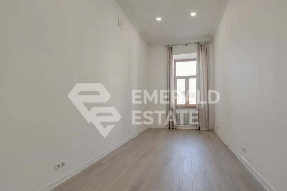 Продаётся 5-комнатная квартира, 300.6 м²