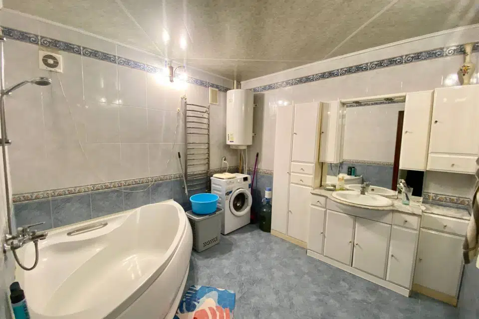 Продаётся 4-комнатная квартира, 107 м²